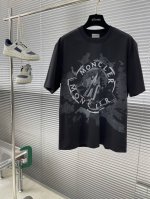 Mon 2025夏季最新款，专柜同步有售，原单狠货，时尚休闲圆领短袖T恤，上身很有特点！吸睛而有亮点，进口原版面料，顶级数码印花3D工艺图案装饰Logo，简单而