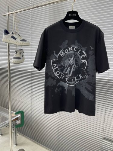 Mon 2025夏季最新款，专柜同步有售，原单狠货，时尚休闲圆领短袖T恤，上身很有特点！吸睛而有亮点，进口原版面料，顶级数码印花3D工艺图案装饰Logo，简单而