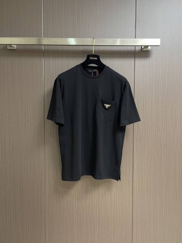 prada 口袋三角标短袖T恤 定制丝韵柔滑棉平纹绸 标志性prada三角标点缀胸前 采用进口专机红外线定位 三角标 位置更为精准 牢固结实 整体走线平直细腻