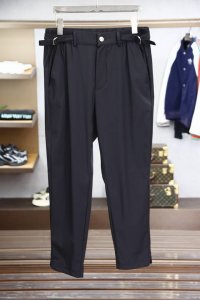 P260 爱马仕-2025 春夏休闲裤子 美学的焕新诠释,演绎浓郁的格调型时尚风范,细节感和设计感强悍.经典品牌标识做为色彩搭配,演绎经典的品牌时尚,为整体造型