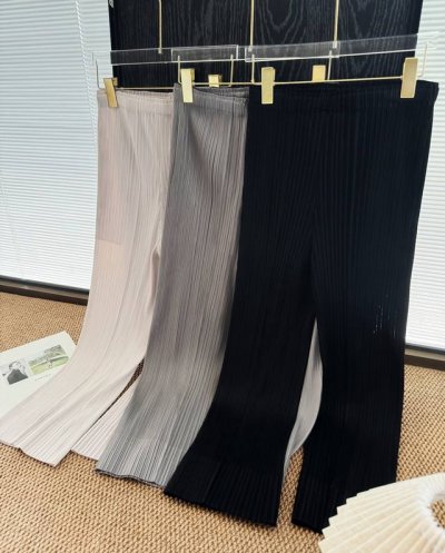 品名： 高品质 三宅系列极简拼接九分皱褶西裤 尺码：F 颜色：米白色 黑色 灰色 墙裂推荐这款极简显瘦西裤拼接的设计，上身不仅显腿长腰细还能一并修饰胯骨曲线，裤
