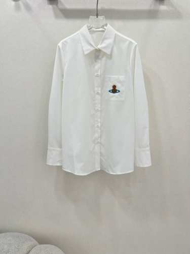 Vivienne Westwood西太后 25春夏新品中古风衬衣 胸前口袋经典Logo刺绣 没有什么理由可以拒绝它 可A可乖的风格，版型属于谁都好驾驭的，日常通