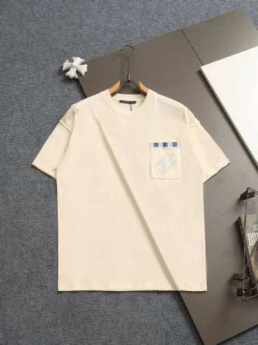 Lv 25Ss新品 胸口口袋刺绣Logo 字母刺绣圆领短袖T恤，男女同款！官网同步，专柜纯棉面料！贴肤舒适，耐看又好穿，经典简约Logo设计，原厂工艺一丝不苟，