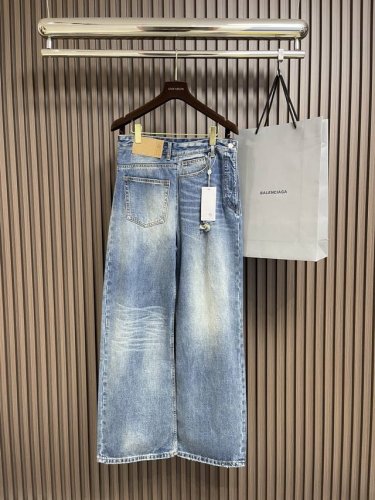 maison Margiela 纸标做旧牛仔裤，定制纹韵牛仔粗斜棉缎 擦压皱猫须技术和枪画猫须技术结合 优先在特定区域进行手工擦制 以达到自然的皱纹效果 再用特