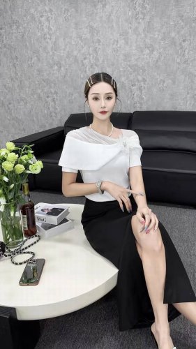 跑量价 白色法式一字肩短袖T恤女夏季欧货钉珠立体花朵百搭独特别致上衣 面料 棉混纺 Smlxl S码胸围82肩宽40衣长41 每个码胸围平铺腰围相差 衣长肩宽相