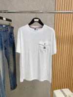 蒙口2025春夏新款男女同款短袖T恤，最新款全网独家首上！！~既经典有时尚百搭，谁不爱啊，将经典再次展现，非常的耐看，自带低奢光环与辨识度！传统的品牌理念和现代
