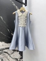 vltn 25Ss 春夏新品绣花蕾丝领娃娃款无袖连衣裙 微微公主蓬蓬裙摆 复古的同时又有少女甜美感 这款法式小黑裙真的是我的心头好 背心裙设计加上蕾丝娃娃领 既