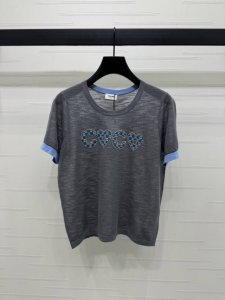上新原单高端品质 Celine 2025春夏最新系列 烫钻徽标针织短袖 定制天丝纱线织造 细腻肌理 舒适透气 圆领针织短袖裁剪 通体整体呈现微透效果 居中烫钻点