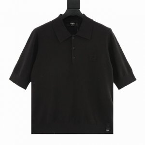180 fendi/芬迪 25Ss Ff浮雕压花针织Polo短袖 定织锦绒密毛织 进口专机红外线定位“Ff 标识” 位置更为精准，采用冲压填充技术 根据原版制作