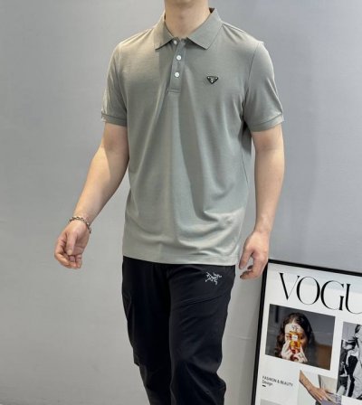 prad*普拉达25S春夏男士polo 商务休闲款推荐经典基础款.此款短Tee甄选丝光珠地棉面料 触感爽滑软糯 衣身胸前经典的p家三角铁皮标.原版五金纽扣辅料.