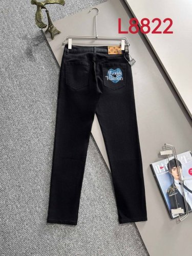 p230 Lv2025四季款修身牛仔裤长裤，采用进口客供日本Denim平纹棉质牛仔面料梭织生产，三标齐全，简约不失大气，柔软细腻舒适，上身百搭时尚 L8822