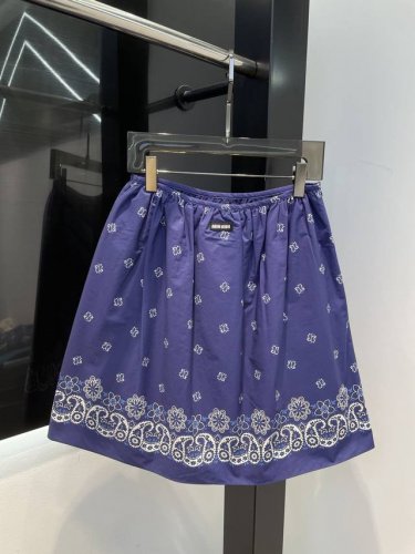 半裙 miumiu 2025春夏最新系列 半裙 定制全棉纱线织造 细腻肌理 透气舒适 特殊图案吊带背心剪裁 细肩带配水钻双C带扣设计 增添时尚调性 通体条纹交织