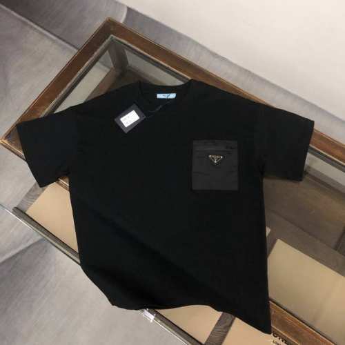 PRADA 普拉达 24ss早春新款百搭短袖T恤男女同款！！ 定制原版再生布袋～经典三角logo彰显品牌奢华～特供面料！厚板立体！加上紧密纺纱工艺又使面料光滑紧