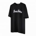 Lv 路易威登 23Ss 1854签名刺绣短袖 L07 立体Logo刺绣工艺在胸前醒目呈现蓝色字母图案，衣肩依旧采用反面缝制工艺，后背采用黄色Logo标签，经典