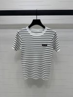 上新原单高端品质 Miumi*2025春夏最新系列 条纹圆领针织短袖 定制羊毛纱线织造 弹力舒适 质感十足 圆领针织短袖裁剪 上身呈现休闲慵懒的穿搭格调 通体细