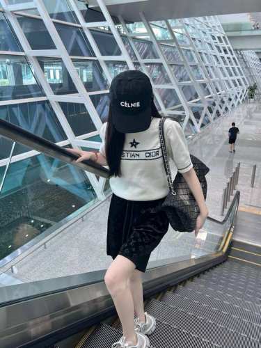 上新 款号:G016 Louis Vuitton路易威登Lv新款满印植绒休闲短裤情侣款五分裤 1面料采用活性黑360克非常优质厚实舒服的一款面料，腰部采用包边做