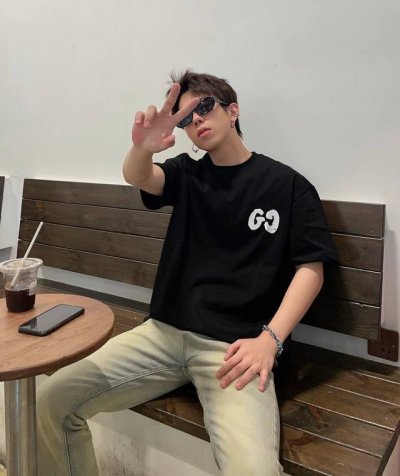 上新！春夏Gucci短袖T恤,版型剪裁特别有讲究！上身很洋气显瘦内搭外穿都看 高密针织圆领设计，平整简约！亲肤透爽！T恤面料的柔软性舒适性无可挑剔！男女均可驾驭