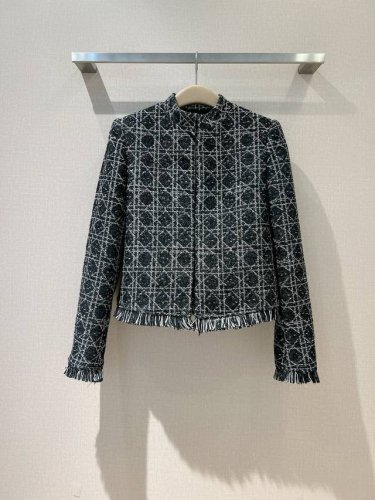 d家25早春新品~ 新款藤格纹外套，高级贵气感满满，上身非常显气质，可以搭配阔腿裤或者半裙，连衣裙跟其他单品搭配叠穿更有层次感. 定制面料与Cd纽扣，金典版型，