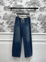 Aw 25早春新款 前烫钻字母牛仔裤 进口牛仔面料搭配重工洗水工艺 自带慵懒气质直筒宽松裤型好到爆 超遮肉显瘦 轻松拥有大长腿的版型对任何身材都很友好 前Log