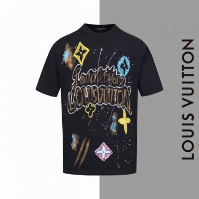 款号#Z52 Lv 字母图案彩色涂鸦印花圆领短袖 Louisvuitton官网一致款式 面料：32支双纱280克纯棉面料 同缸同色织染螺纹 颜色一致 工艺：进口