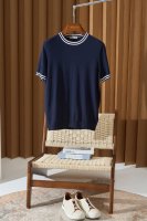 简约时尚撞色针织螺纹衣领夏日必备单品丝棉纱线高密织圆领短袖T恤 炎炎夏日舒适密码，这件T恤全掌握。 巧妙运用撞色设计，不张扬却充满巧思 ，轻松打破夏日的沉闷，为