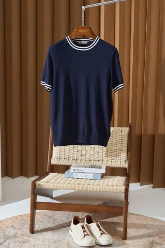 简约时尚撞色针织螺纹衣领夏日必备单品丝棉纱线高密织圆领短袖T恤 炎炎夏日舒适密码，这件T恤全掌握。 巧妙运用撞色设计，不张扬却充满巧思 ，轻松打破夏日的沉闷，为