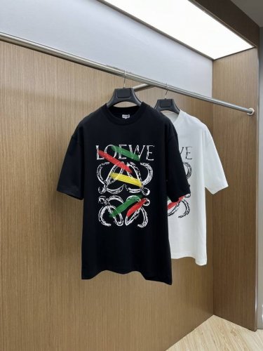 新款 Loe 高端定制 2025春夏新款首发专柜最新款短袖圆领T恤 高端订制 设计前卫时尚 品牌Logo重工艺设计 高端定制丝光云朵棉面料.手感柔软.穿着舒适.