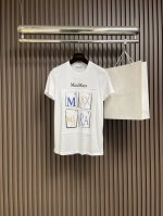 p160Maxmara 2025Ss春夏新款涂鸦印花贴布绣短袖T恤，采用棉质平纹针织面料，正面饰有贴布品牌标识字母印花图案，罗纹领口和下摆。尺码：S-M-L