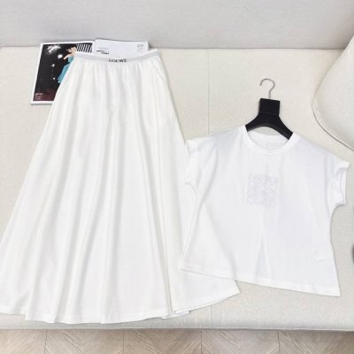 Loe 25Ss 春夏最新款时髦休闲套装 圆领后开叉短袖上衣+松紧腰半裙 超级个性 短袖上衣后开叉设计 搭配高腰半裙一套上身巨能显身材比例 真的超级好看 简约休