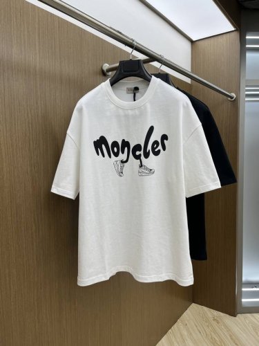 mon Ss夏装新品 专柜在售 最新系列图案Logo短袖T恤 必须人手一件的节奏！ 进口顶极精梳棉面料，极为亲肤舒适 摸上去非常的细腻，质感很好，完美体现立体感
