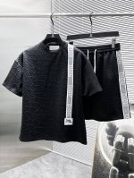 Lang 迪奥 Dior 2025Ss春夏新款 休闲 短袖 短裤裤 套装，高端版本！专柜定制面料 透气舒适度高，细节无可挑剔，品牌元素设计理念，体现高品质。手感