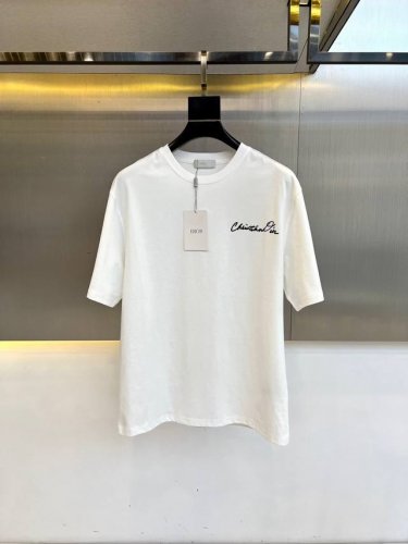 dio迪奥、25春夏新品系列， 印花Logo圆领宽松短袖T恤，定制同缸染色100%棉面料，手感非常舒服，春夏最新砖柜同步，时尚又个性 超级百搭好看的一款 男女都