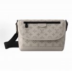 louis Vuitton Pulse 邮差包 路易威登 Lv 专柜最新款灰色压花单肩 差包，顶级品质，配专柜折叠礼盒包装。本款Pluse邮差包以Monogra