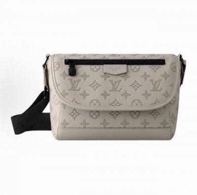 louis Vuitton Pulse 邮差包 路易威登 Lv 专柜最新款灰色压花单肩 差包，顶级品质，配专柜折叠礼盒包装。本款Pluse邮差包以Monogra