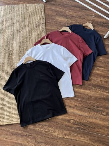 Lululemon纯色刺绣小标圆领T恤，大气简约，刺绣小标设计，基础白搭，内搭外穿都非常棒！品质全棉面料，亲肤感极强，无忧防螨，Upf80+防晒