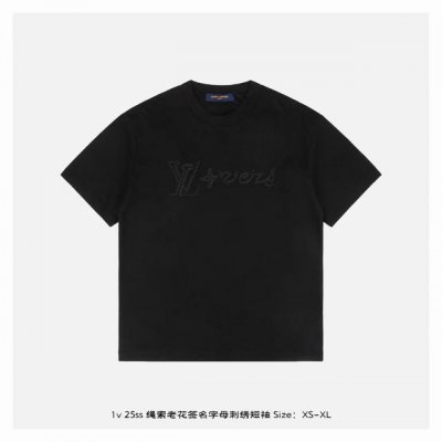 lv 25Ss 绳索老花签名字母刺绣短袖 面料采用230克重精梳棉，定制32支1*1螺纹，成衣两遍水洗处理，面料舒适亲肤无异感，定制定染面料，纺织密度高，垂感佳