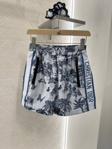 dio*2025新品上架 提花织带短裤 定制Yb进口提花冲锋材质 质感高级 挺括有型 常规弹力短裤裁剪 凸显品牌格调 通体以素描风格勾勒 组合成椰树蝴蝶等自然图