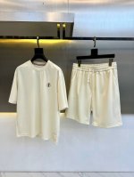 一套 Mon蒙口、2025新款短袖+短裤套装，春夏最好看的一款纯棉针织套装，定制专柜扫盲顶级欧棉面料，原版定织罗纹，车线整齐。上身时髦洋气、兼具了实穿性以及设计