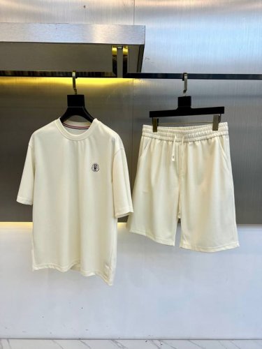 一套 Mon蒙口、2025新款短袖+短裤套装，春夏最好看的一款纯棉针织套装，定制专柜扫盲顶级欧棉面料，原版定织罗纹，车线整齐。上身时髦洋气、兼具了实穿性以及设计