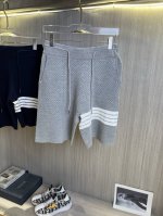 Tb汤姆布朗 Thom Browne2025Ss新款针织短裤，定制面料采用威化布织法，提花针织工艺，版型紧致立体，4杠拼接，定制裤绳五金质感强，顺滑，上身舒适透