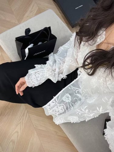 高级版大量出货高级版温柔风立体花朵V领上衣 宽松仙女范 蕾丝立体刺绣花朵 雕刻饰感的绣花纹样立体丰富精致美观朦胧美感 光感细腻柔和如珍珠一般质感轻盈飘逸 Sml