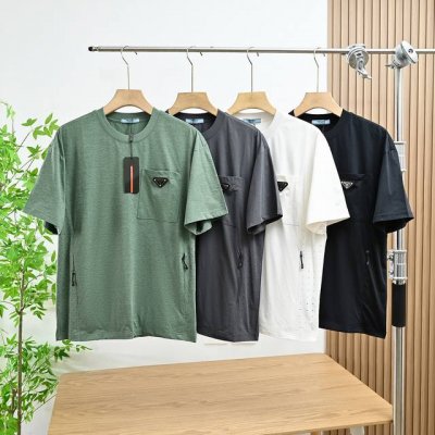 上新 米 款号 817955# prada 普拉达2025夏季新款经典胸前金属三角标短袖T恤 这款T恤融运动风极简主义设计和精美细节于一身 拼接了进口家独家布料