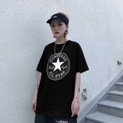 标志Logo，化繁为简！Converse 匡威短袖T恤，简单、个性、品牌辨识度高，基础调的圆领款，保留全棉的舒适度，同时单股丝光让布面更加细腻耐穿，后期的处理让