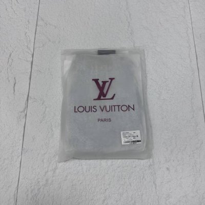 Louis Vuitton 路易威登Fw夏季新款牛仔短裤 官网同步 男女同款 原版复刻 随意对比 经典百搭 必备单品 为水洗棉布融入明线和珠光铆钉，再以 Lv