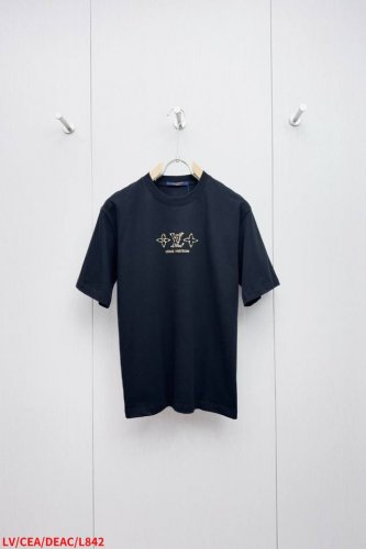 l842 Lv路易威登 25Ss春夏新款首发最新款短袖圆领T恤 高端订制 设计前卫时尚！品牌Logo重工艺设计 高端定制230克面料.手感柔软.穿着舒适.级别精