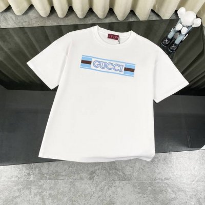 Gucci 古驰经典印花刺绣腰带短袖T恤 多款新季针织单品持续匠心演绎品牌元素。这款常规版型T恤采用针织棉匠心制成，精心点缀Gucci织带旗帜印花，男女同款短袖
