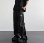 130【耐克Nike新款夏季双拉链侧边网孔设计速干裤子男潮牌宽松直筒百搭休闲运动长裤】 双针走线双拉链网孔侧边拼接工艺非常做工精细扎实非普通工艺可比！ 此款采用