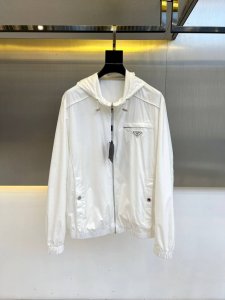普拉达 2025春夏薄款外套夹克 穿搭随意切换风格 简单又时髦 高端定制复合布面料 带内网衬 手感比以往做的要柔软的多 舒适度高 原厂五金配件 加上利落的剪裁手