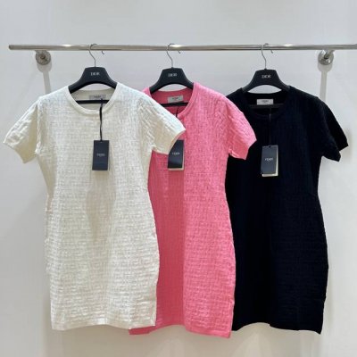 fendi＆芬迪字母短袖连衣裙，满身提花优雅绽放，简约不失时尚，轻松展现女性魅力。快来选购，让美丽与你同行！三码三色现货供应