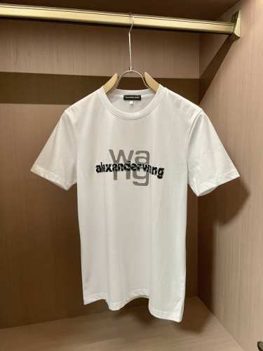 亚历山大 王 2025春夏新品 经典百搭款 圆领短袖T恤 每年必出的单品！简单大方设计 干净利落剪裁 采用进口顶级丝光面料 柔软细腻 男人的衣柜都少不了基础 随